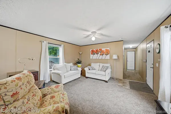 48580 Pineview DR, Shelby Charter Township, MI 48317