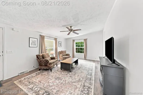 297 Dennis K CT, White Lake Charter Township, MI 48386