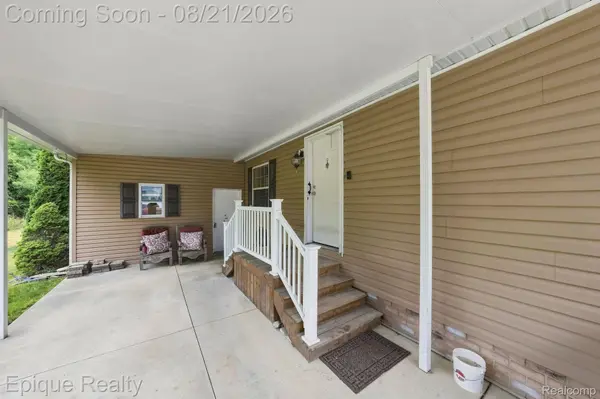 297 Dennis K CT, White Lake Charter Township, MI 48386
