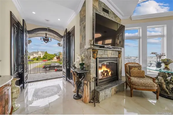 238 W Islip RD, West Islip, NY 11795