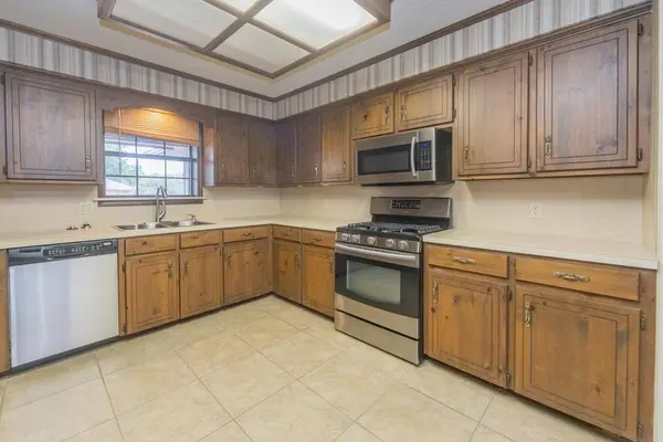 1011 Edgemoor Dr, Stillwater, OK 74074