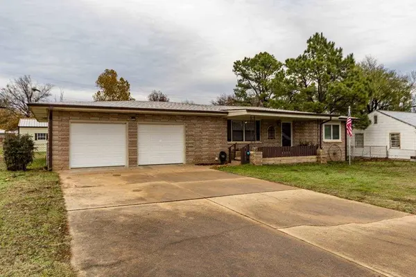 1232 E 3rd St, Cushing, OK 74023