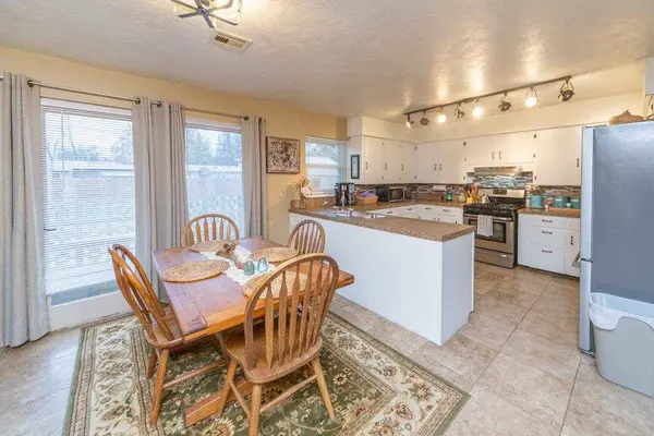 1232 E 3rd St, Cushing, OK 74023