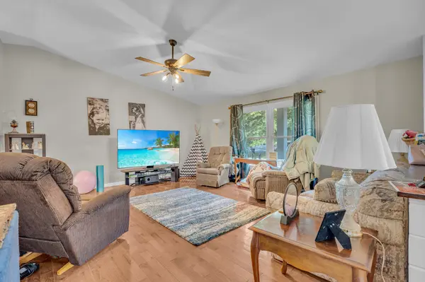 4405 Canterbury Ln, Davenport, IA 52806-4323