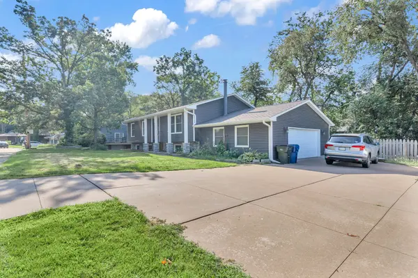 4405 Canterbury Ln, Davenport, IA 52806-4323