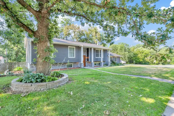 4405 Canterbury Ln, Davenport, IA 52806-4323