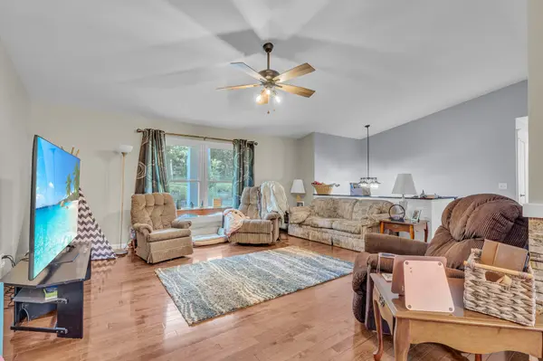 4405 Canterbury Ln, Davenport, IA 52806-4323