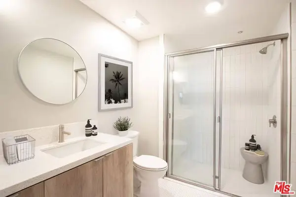 11050 Hartsook #306, North Hollywood, CA 91601