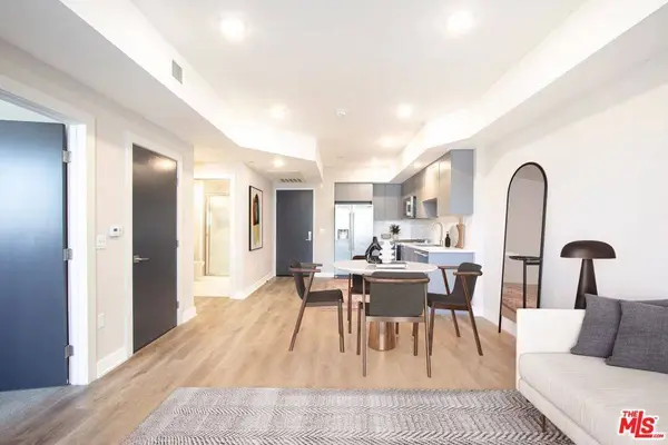 11050 Hartsook #306, North Hollywood, CA 91601