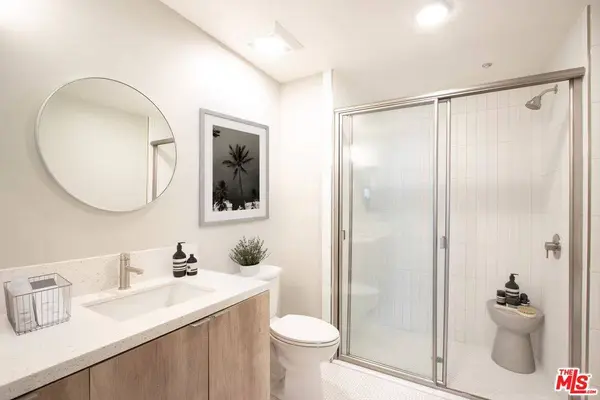 11050 Hartsook #306, North Hollywood, CA 91601