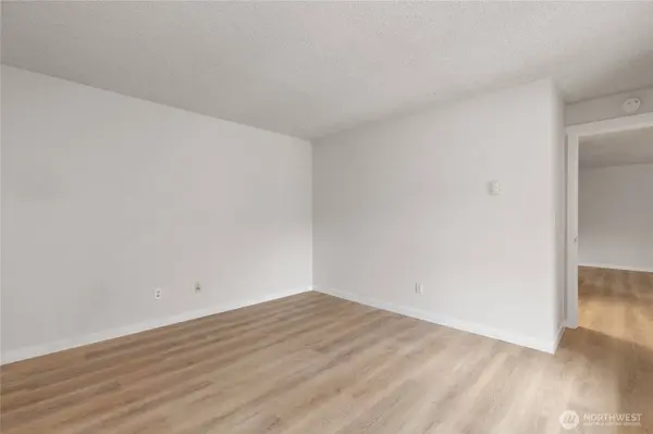 5630 200th ST SW #B313, Lynnwood, WA 98036