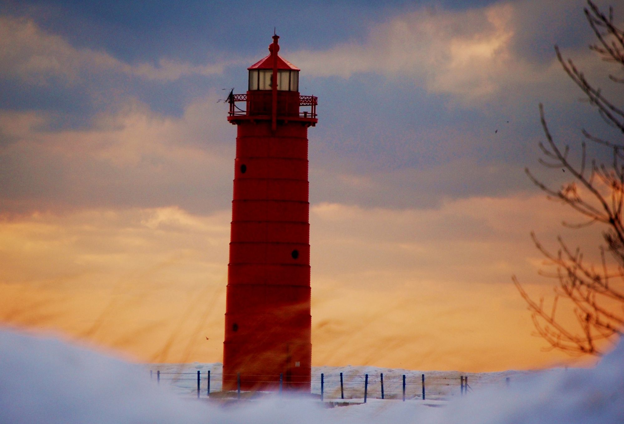 Lighthouse_in_Muskegon,_Michigan_at_Pere_Marquette_Beach