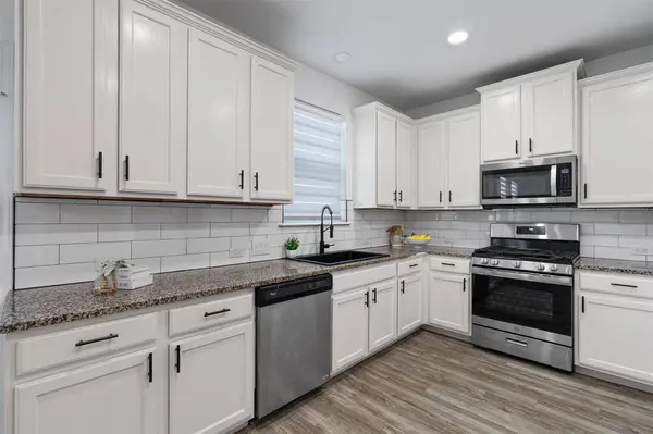 512 Twisted Oaks LN, Buda, TX 78610