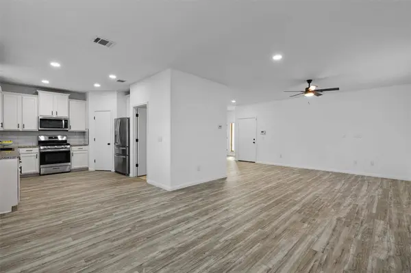 512 Twisted Oaks LN, Buda, TX 78610