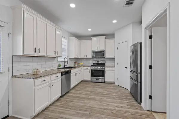 512 Twisted Oaks LN, Buda, TX 78610