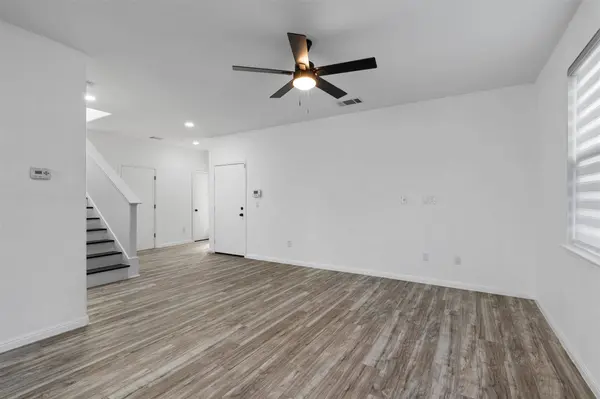 512 Twisted Oaks LN, Buda, TX 78610