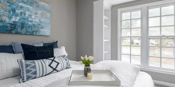 Deciding on the First Offer: Should You Accept or Hold Out for More? 