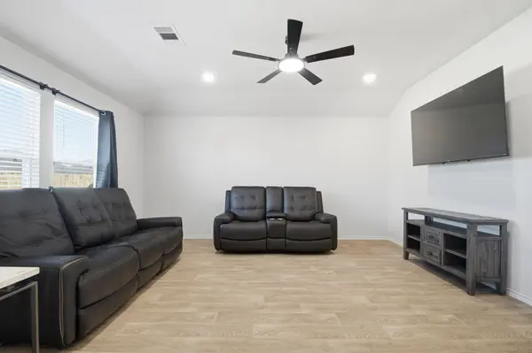 425 Lancebill Drive, Lockhart, TX 78644