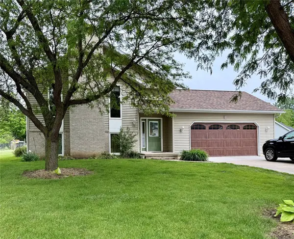 355 Wolf Valley RD, Hiawatha, IA 52233
