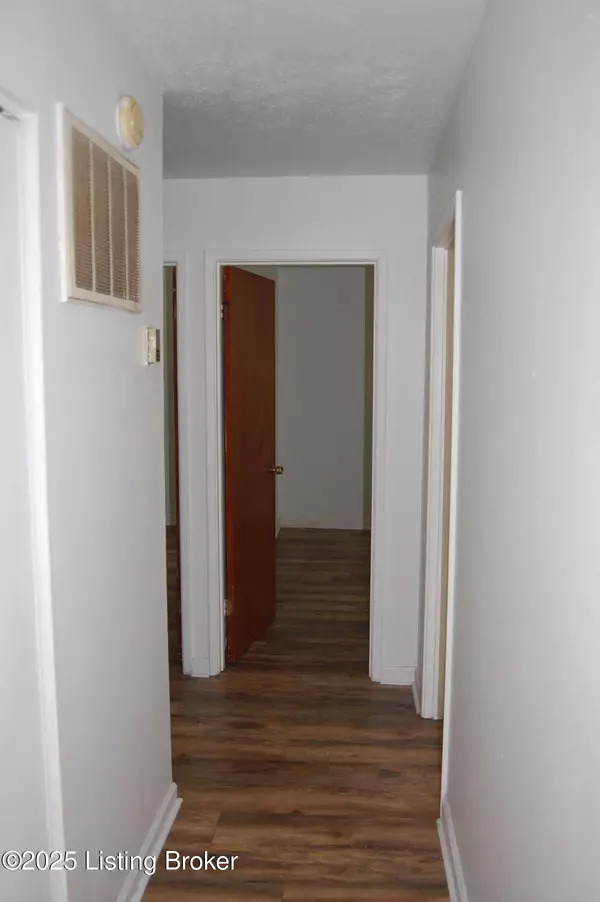 9530 Maple Rd, Louisville, KY 40229