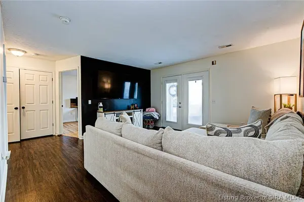 110 Colonial DR, New Albany, IN 47150