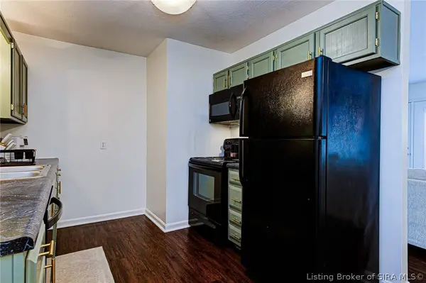 110 Colonial DR, New Albany, IN 47150