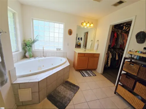 316 Crestview Ln, Spartanburg, SC 29301-5216