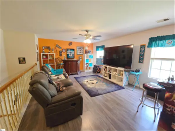 316 Crestview Ln, Spartanburg, SC 29301-5216