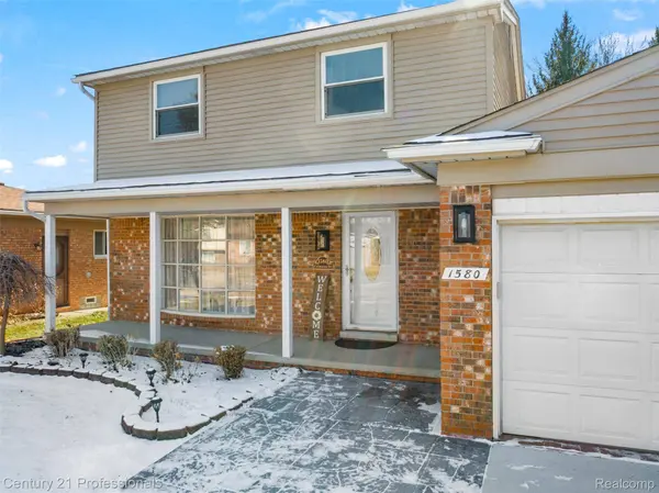 1580 Crimson DR, Troy, MI 48083