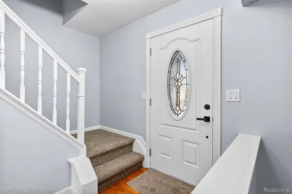 1580 Crimson DR, Troy, MI 48083