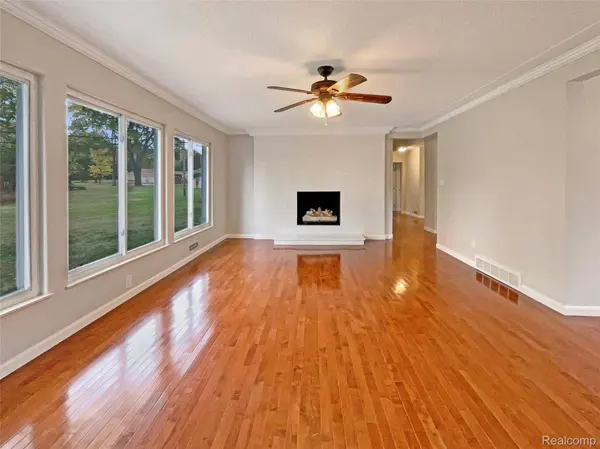 26333 Springfield DR, Farmington Hills, MI 48334