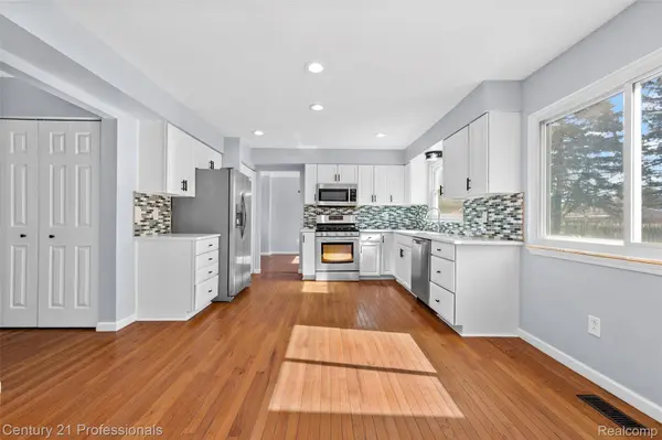 1580 Crimson DR, Troy, MI 48083