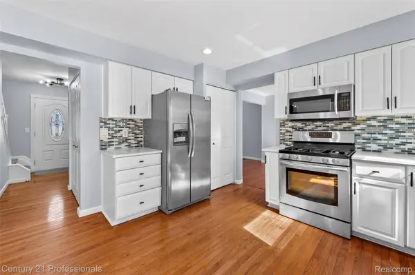 1580 Crimson DR, Troy, MI 48083