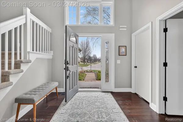 1698 Farnborough DR, Rochester Hills, MI 48307