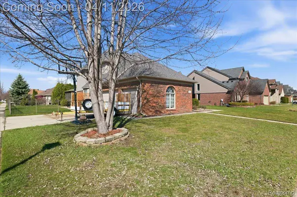 48017 Lincoln DR, Macomb Township, MI 48044