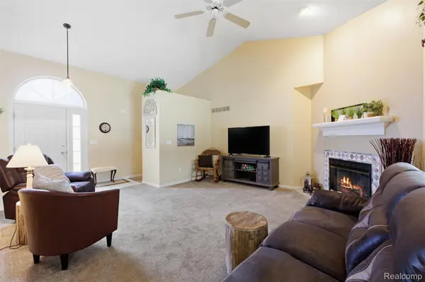 42925 N Hampton DR, Sterling Heights, MI 48314