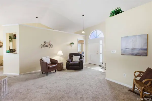 42925 N Hampton DR, Sterling Heights, MI 48314