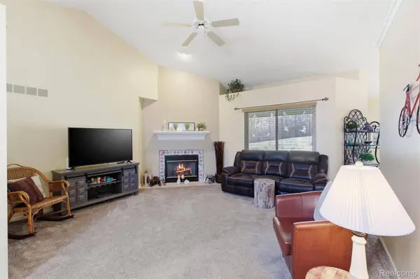 42925 N Hampton DR, Sterling Heights, MI 48314