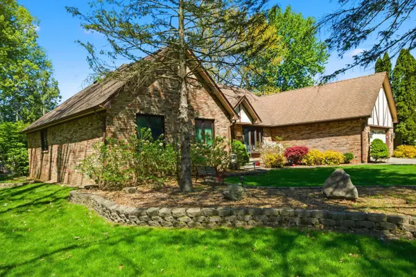 48797 Lansdowne CT, Shelby Twp, MI 48317