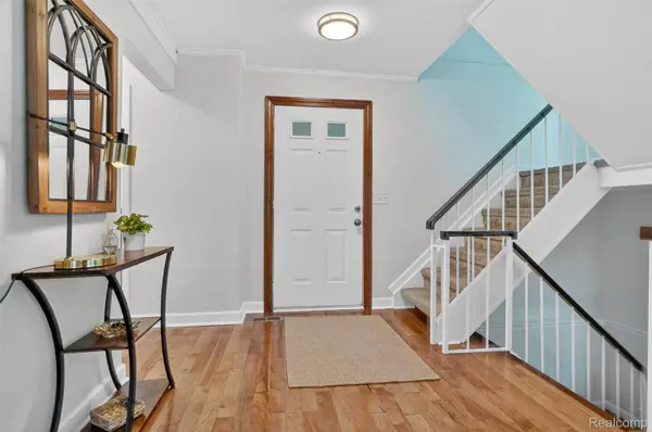 6182 Ledwin DR, Troy, MI 48098