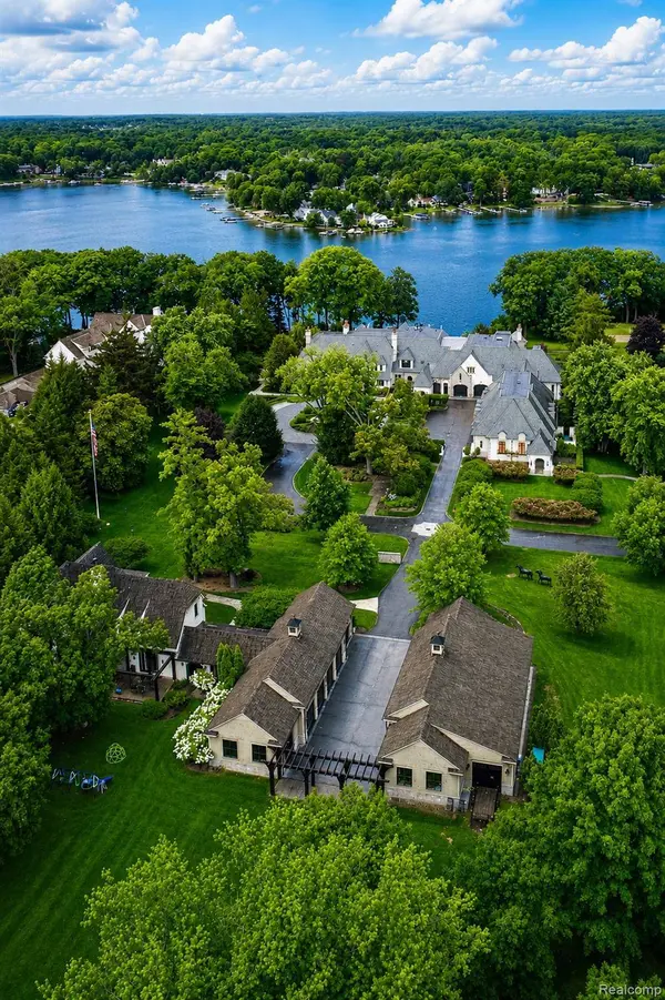 5400 Pontiac TRL, Orchard Lake Village, MI 48323