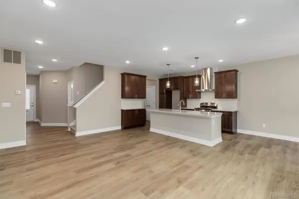 807 Balmoral Ln, Troy, MI 48085