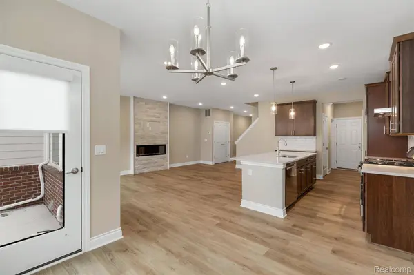 807 Balmoral Ln, Troy, MI 48085