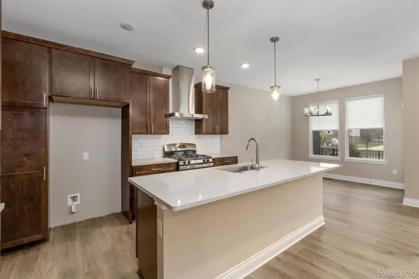 807 Balmoral Ln, Troy, MI 48085