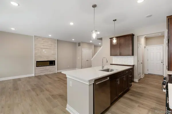 807 Balmoral Ln, Troy, MI 48085