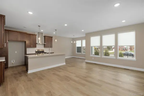 807 Balmoral Ln, Troy, MI 48085
