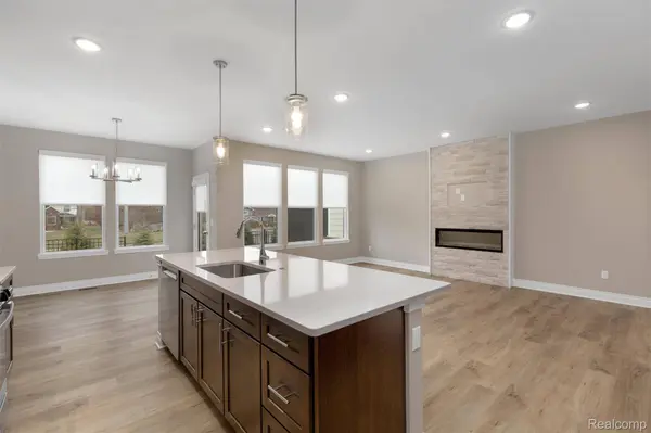 807 Balmoral Ln, Troy, MI 48085