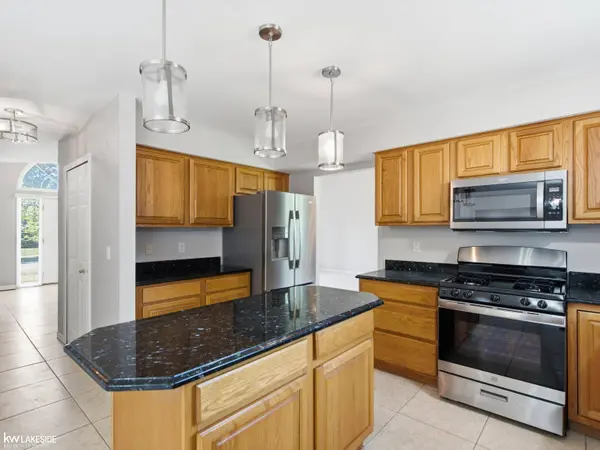 1026 Covington Place DR, Rochester Hills, MI 48309