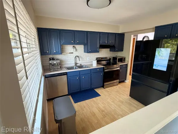 2876 Winter DR, Troy, MI 48083