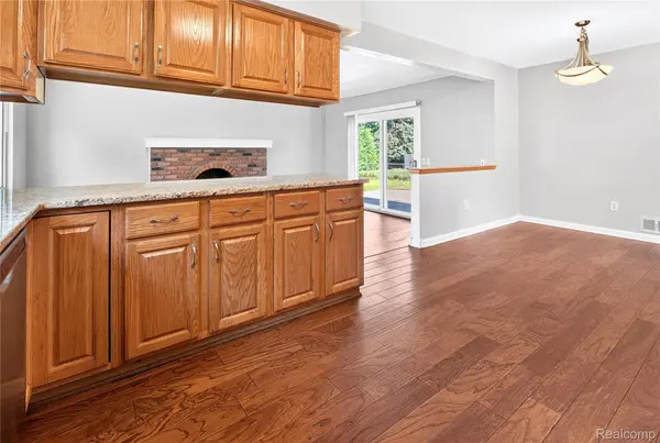 1699 Crestline DR, Troy, MI 48083